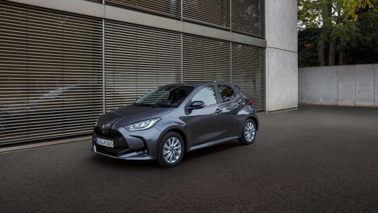 El Mazda2 2022 es un Toyota Yaris híbrido con los logotipos de Mazda