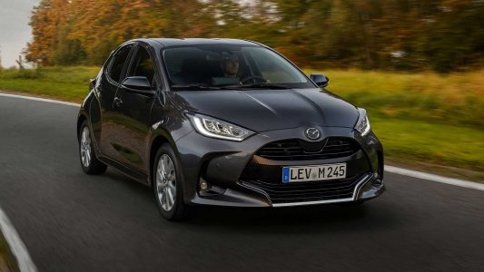 El Mazda2 2022 es un Toyota Yaris híbrido con los logotipos de Mazda