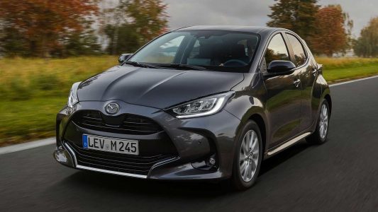 El Mazda2 2022 es un Toyota Yaris híbrido con los logotipos de Mazda