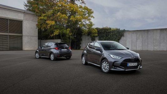 El Mazda2 2022 es un Toyota Yaris híbrido con los logotipos de Mazda