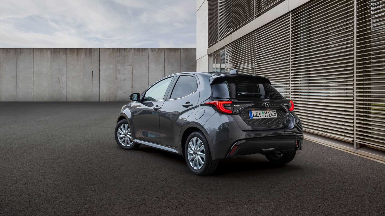 El Mazda2 2022 es un Toyota Yaris híbrido con los logotipos de Mazda