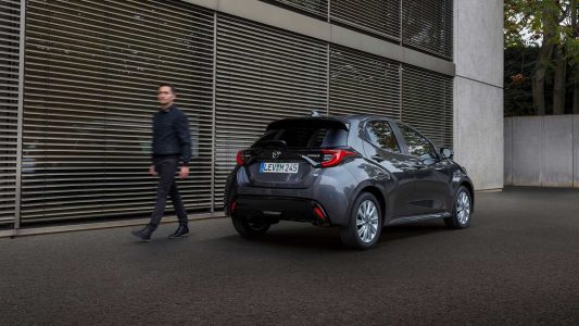 El Mazda2 2022 es un Toyota Yaris híbrido con los logotipos de Mazda