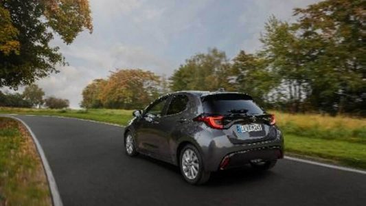 El Mazda2 2022 es un Toyota Yaris híbrido con los logotipos de Mazda