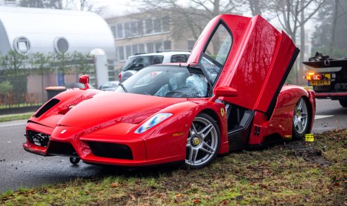 Este Ferrari Enzo ha sido siniestrado por un mecánico en Países Bajos