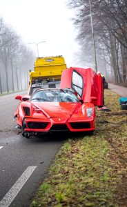 Este Ferrari Enzo ha sido siniestrado por un mecánico en Países Bajos