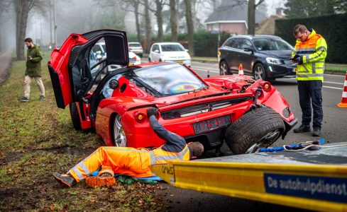 Este Ferrari Enzo ha sido siniestrado por un mecánico en Países Bajos