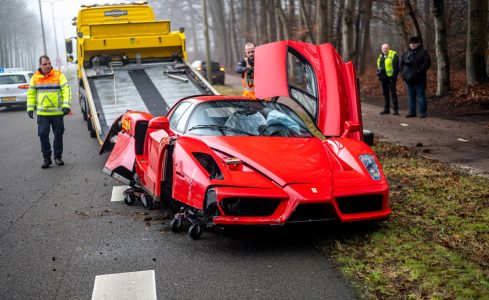 Este Ferrari Enzo ha sido siniestrado por un mecánico en Países Bajos