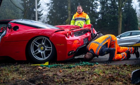 Este Ferrari Enzo ha sido siniestrado por un mecánico en Países Bajos