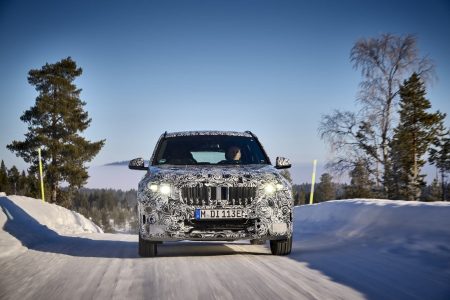 El BMW iX1 luce así en la nieve durante sus tests de desarrollo