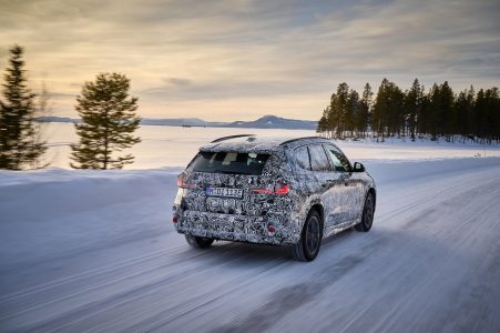 El BMW iX1 luce así en la nieve durante sus tests de desarrollo