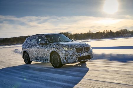 El BMW iX1 luce así en la nieve durante sus tests de desarrollo