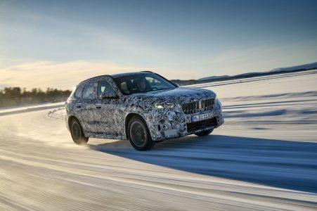 El BMW iX1 luce así en la nieve durante sus tests de desarrollo