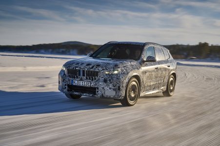 El BMW iX1 luce así en la nieve durante sus tests de desarrollo