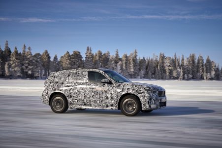 El BMW iX1 luce así en la nieve durante sus tests de desarrollo