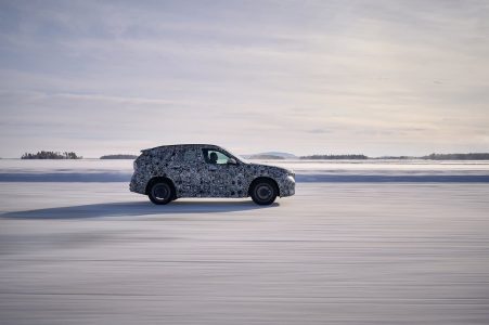 El BMW iX1 luce así en la nieve durante sus tests de desarrollo