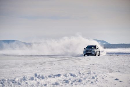 El BMW iX1 luce así en la nieve durante sus tests de desarrollo