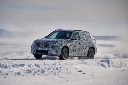 El BMW iX1 luce así en la nieve durante sus tests de desarrollo