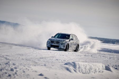 El BMW iX1 luce así en la nieve durante sus tests de desarrollo