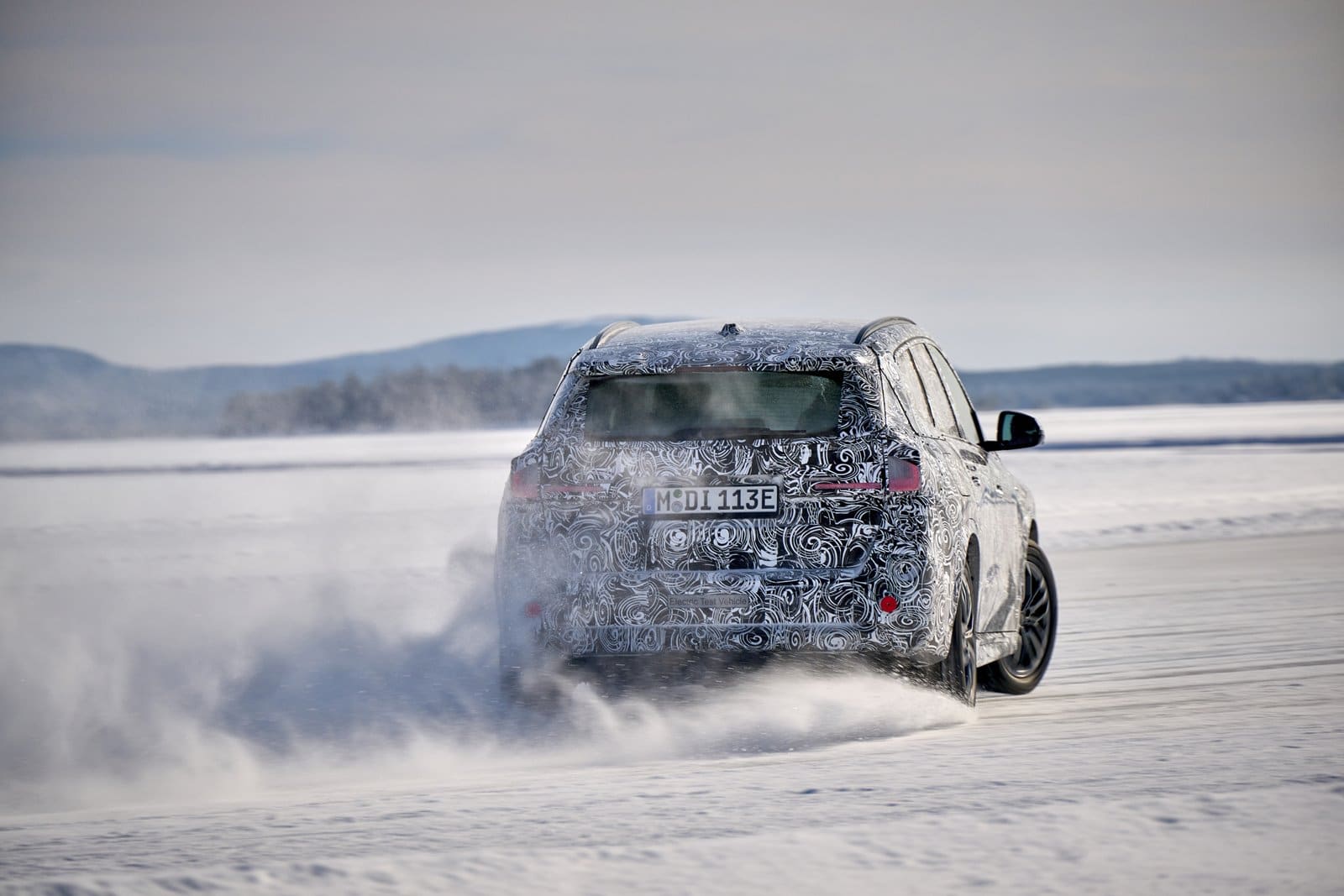 El BMW iX1 luce así en la nieve durante sus tests de desarrollo