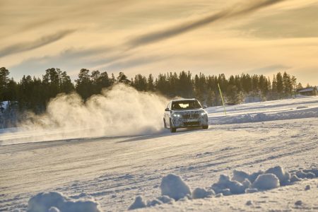 El BMW iX1 luce así en la nieve durante sus tests de desarrollo