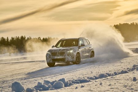 El BMW iX1 luce así en la nieve durante sus tests de desarrollo