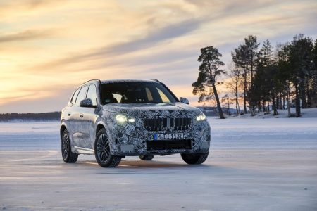 El BMW iX1 luce así en la nieve durante sus tests de desarrollo