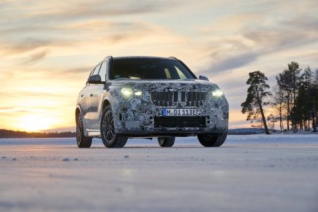 El BMW iX1 luce así en la nieve durante sus tests de desarrollo