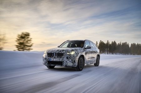 El BMW iX1 luce así en la nieve durante sus tests de desarrollo