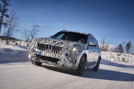 El BMW iX1 luce así en la nieve durante sus tests de desarrollo