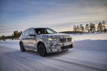 El BMW iX1 luce así en la nieve durante sus tests de desarrollo