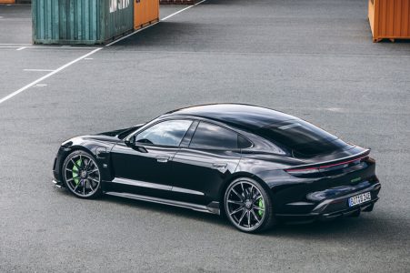 El Porsche Taycan Turbo S recibe unas llantas de 22 pulgadas y detalles en verde lima de la mano de BRABUS