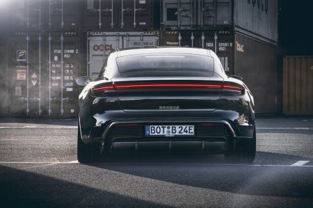 El Porsche Taycan Turbo S recibe unas llantas de 22 pulgadas y detalles en verde lima de la mano de BRABUS