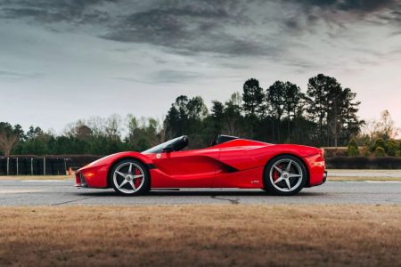 Este Ferrari LaFerrari Aperta con 259 km sale a subasta y podría venderse por más de 5 millones de dólares