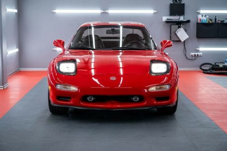 ¿Pagarías 159.000 euros por un Mazda RX-7 FD3S de 1992 con volante a la izquierda y 764 kilómetros?