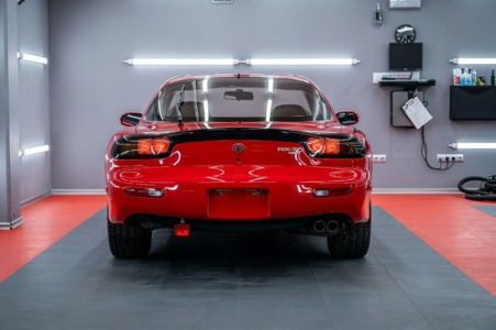 ¿Pagarías 159.000 euros por un Mazda RX-7 FD3S de 1992 con volante a la izquierda y 764 kilómetros?