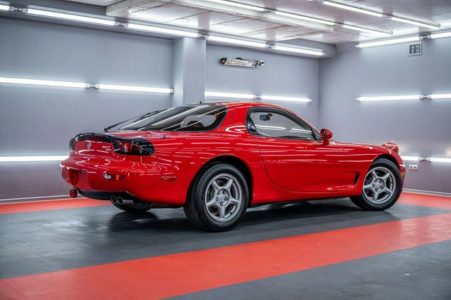 ¿Pagarías 159.000 euros por un Mazda RX-7 FD3S de 1992 con volante a la izquierda y 764 kilómetros?