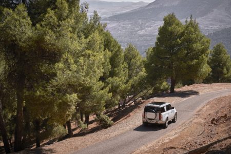 Ya disponible el Land Rover Defender 130: Con ocho plazas en su interior