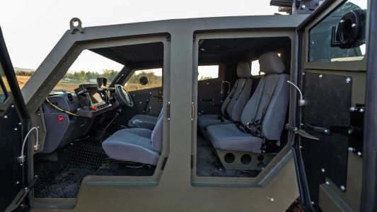 Este Land Cruiser J70 blindado tiene seis ruedas y un destructor de drones