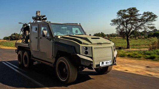 Este Land Cruiser J70 blindado tiene seis ruedas y un destructor de drones