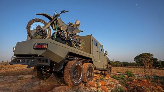 Este Land Cruiser J70 blindado tiene seis ruedas y un destructor de drones