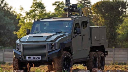 Este Land Cruiser J70 blindado tiene seis ruedas y un destructor de drones