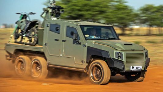 Este Land Cruiser J70 blindado tiene seis ruedas y un destructor de drones