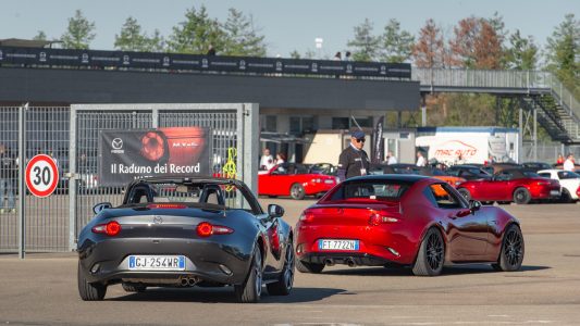 Récord Guiness: 707 Mazda MX-5 se han dado cita en Italia