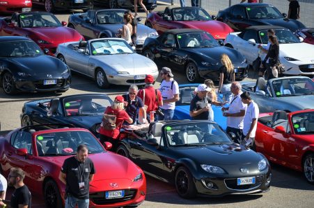 Récord Guiness: 707 Mazda MX-5 se han dado cita en Italia