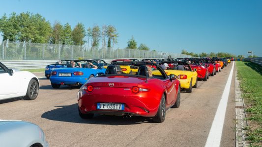 Récord Guiness: 707 Mazda MX-5 se han dado cita en Italia