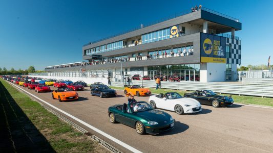 Récord Guiness: 707 Mazda MX-5 se han dado cita en Italia