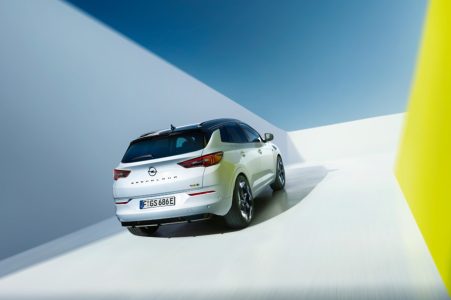 Opel Grandland GSe: SUV híbrido enchufable con 300 CV