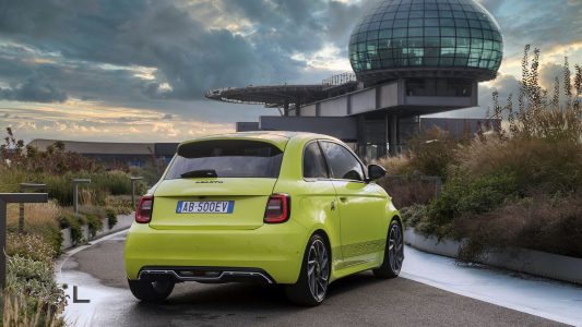 El Abarth 500e ya es oficial: el primer modelo eléctrico de la marca llega con 155 CV