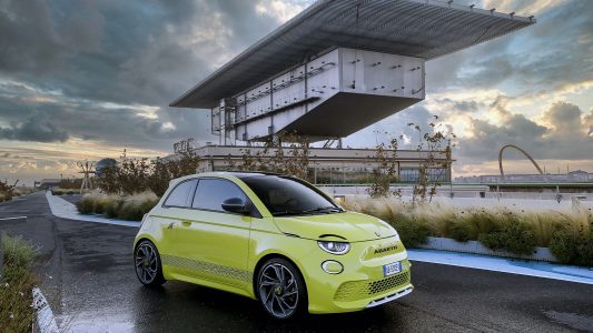 El Abarth 500e ya es oficial: el primer modelo eléctrico de la marca llega con 155 CV