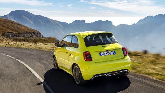 El Abarth 500e ya es oficial: el primer modelo eléctrico de la marca llega con 155 CV